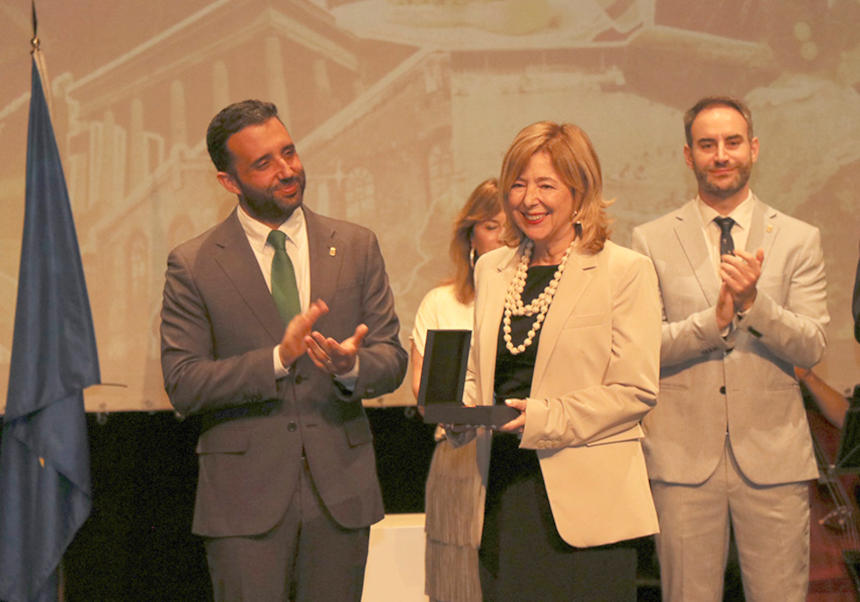 Ana Camarasa juntament amb l'alcalde de Sagunt, Darío Moreno, durant l'acte d'entrega del premi. Foto: Ajuntament de Sagunt